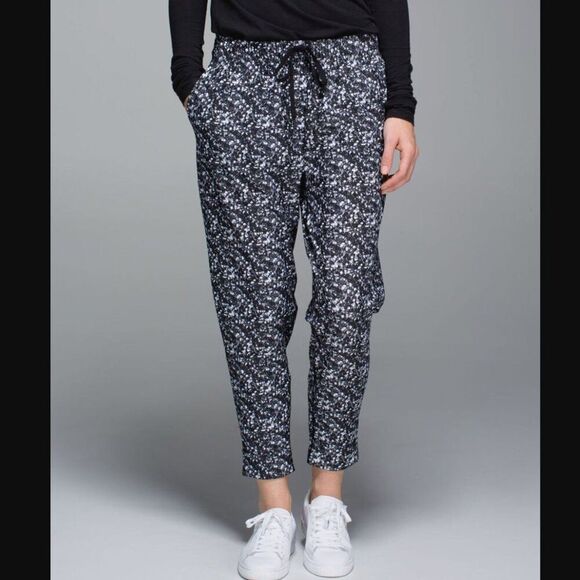 Lululemon Jet Crop Size 4 - Picture 2 of 12